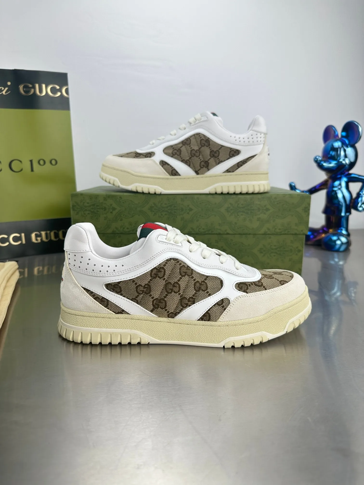 👟👟Ex-factory price 600👟👟 Gucci's latest hot-selling series of high and low-cut distressed couple's sneakers are shipped. The original version is purchased, developed and manufactured. This high-low top sneaker adopts a basketball-style silhouette design, cleverly integrated with hollow panels and distressed effects, showing its unique ingenuity. The ingenuity incorporates brand logo details such as interlocking Double G styling accessories and Gucci lettering, a low-key tribute to the brand's design heritage. Exquisite packaging at the delivery counter 🛍📦 ▪️ Fabric: Original customized imported first-layer cowhide ▪️ Lining: Imported high-grade mesh ▪️ Sole: Original molded TPU sole ▪️ Sole thickness: 3cm ▪️ Size: Women's 35-41 (Women's 41 customized)